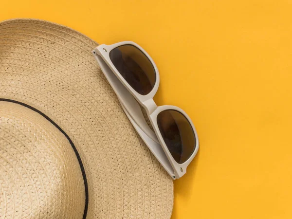 Flache Reiseaccessoires Auf Gelbem Hintergrund Mit Leerraum Für Text Ansicht — Stockfoto