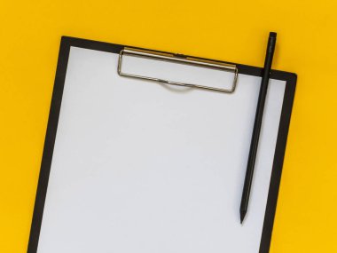 Metin için boş alan sarı zemin üzerine düz yatıyordu siyah iş amaçlı aksesuarları. Üstten görünüm. Kopya alanı.