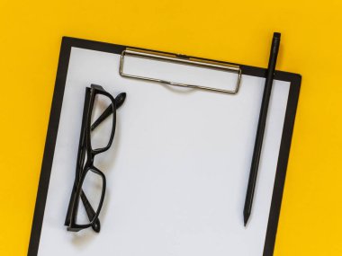 Metin için boş alan sarı zemin üzerine düz yatıyordu siyah iş amaçlı aksesuarları. Üstten görünüm. Kopya alanı.