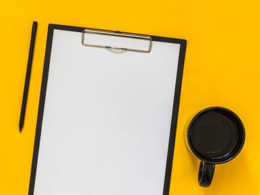 Metin için boş alan sarı zemin üzerine düz yatıyordu siyah iş amaçlı aksesuarları. Üstten görünüm. Kopya alanı.