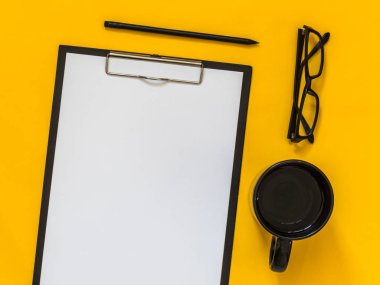 Metin için boş alan sarı zemin üzerine düz yatıyordu siyah iş amaçlı aksesuarları. Üstten görünüm. Kopya alanı.