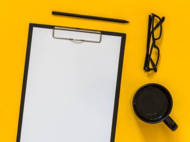 Metin için boş alan sarı zemin üzerine düz yatıyordu siyah iş amaçlı aksesuarları. Üstten görünüm. Kopya alanı.