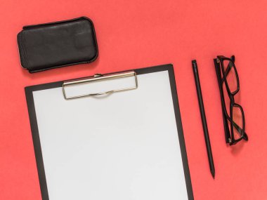 Metin için boş alan ile pembe arka plan üzerinde düz yatıyordu siyah iş amaçlı aksesuarları. Üstten görünüm. Kopya alanı.