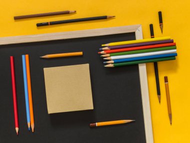 Metin için boş alan sarı zemin üzerine düz yatıyordu sanat aksesuarları. Üstten görünüm. Kopya alanı.