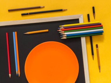 Metin için boş alan sarı zemin üzerine düz yatıyordu sanat aksesuarları. Üstten görünüm. Kopya alanı.