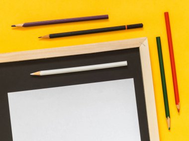 Metin için boş alan sarı zemin üzerine düz yatıyordu sanat aksesuarları. Üstten görünüm. Kopya alanı.