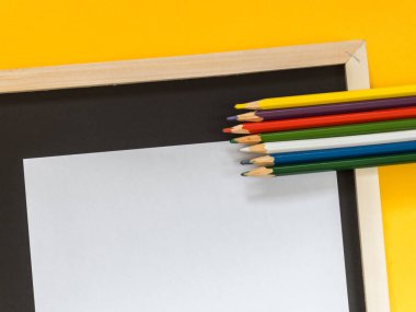 Metin için boş alan sarı zemin üzerine düz yatıyordu sanat aksesuarları. Üstten görünüm. Kopya alanı.