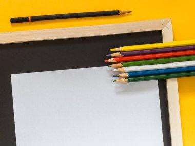 Metin için boş alan sarı zemin üzerine düz yatıyordu sanat aksesuarları. Üstten görünüm. Kopya alanı.