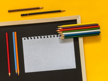 Metin için boş alan sarı zemin üzerine düz yatıyordu sanat aksesuarları. Üstten görünüm. Kopya alanı.