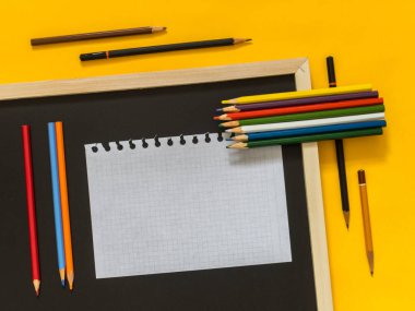 Metin için boş alan sarı zemin üzerine düz yatıyordu sanat aksesuarları. Üstten görünüm. Kopya alanı.