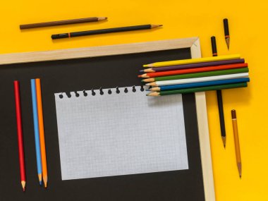 Metin için boş alan sarı zemin üzerine düz yatıyordu sanat aksesuarları. Üstten görünüm. Kopya alanı.