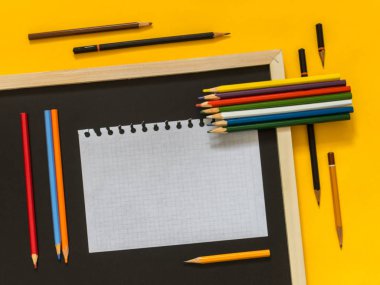 Metin için boş alan sarı zemin üzerine düz yatıyordu sanat aksesuarları. Üstten görünüm. Kopya alanı.