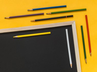 Metin için boş alan sarı zemin üzerine düz yatıyordu sanat aksesuarları. Üstten görünüm. Kopya alanı.