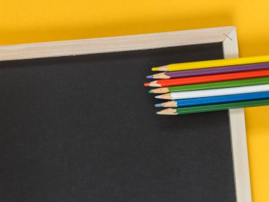 Metin için boş alan sarı zemin üzerine düz yatıyordu sanat aksesuarları. Üstten görünüm. Kopya alanı.