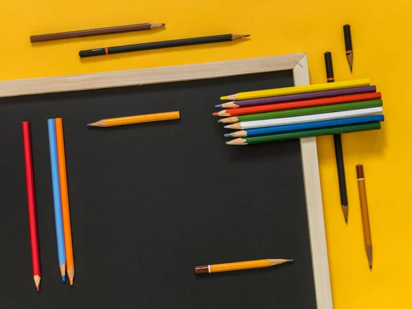 Accesorios Arte Plano Sobre Fondo Amarillo Con Espacio Blanco Para — Foto de Stock