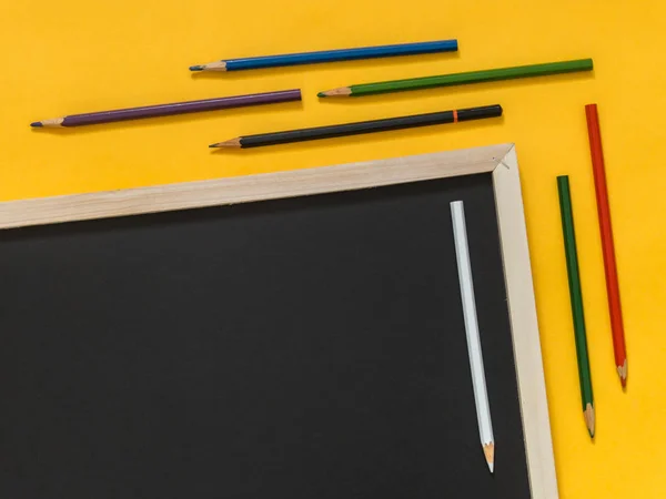 Accesorios Arte Plano Sobre Fondo Amarillo Con Espacio Blanco Para — Foto de Stock