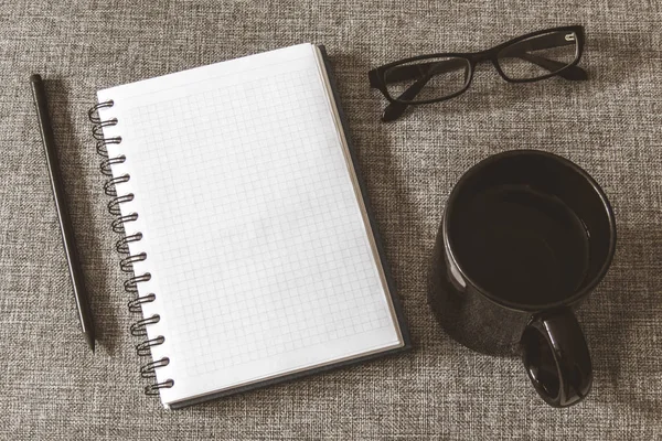 Bovenaanzicht Doelen Lijst Met Laptop Kopje Koffie Grijze Stof Plat — Stockfoto