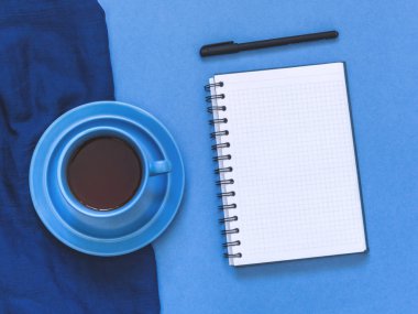 Üstten görünüm defter, mavi zemin üzerine kahve ile listesi gol. Yat, alanı Kopyala