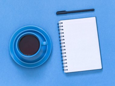 Üstten görünüm defter, mavi zemin üzerine kahve ile listesi gol. Yat, alanı Kopyala