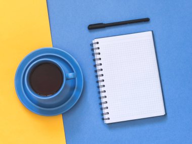 Üstten görünüm defter, mavi zemin üzerine kahve ile listesi gol. Yat, alanı Kopyala