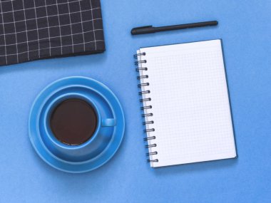 Üstten görünüm defter, mavi zemin üzerine kahve ile listesi gol. Yat, alanı Kopyala