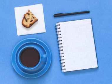 Üstten görünüm defter, mavi zemin üzerine kahve ile listesi gol. Yat, alanı Kopyala