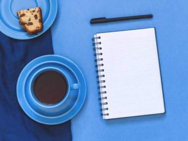 Üstten görünüm defter, mavi zemin üzerine kahve ile listesi gol. Yat, alanı Kopyala