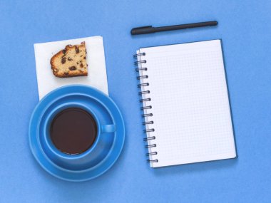 Üstten görünüm defter, mavi zemin üzerine kahve ile listesi gol. Yat, alanı Kopyala