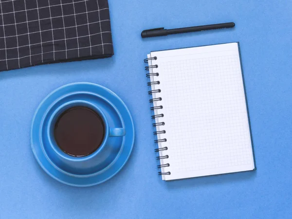 Üstten görünüm defter, mavi zemin üzerine kahve ile listesi gol. Yat, alanı Kopyala