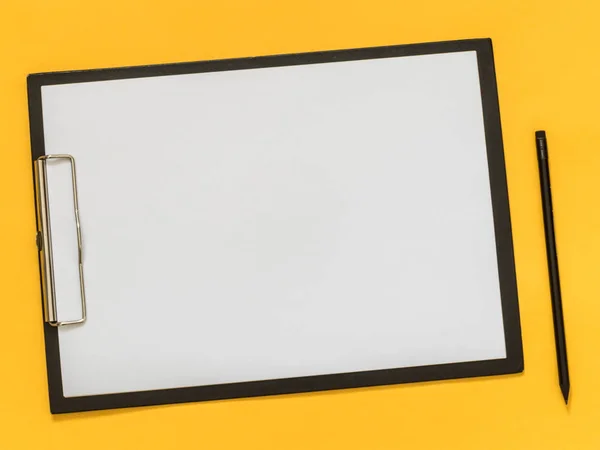 Een Blanco Papier Balck Tablet Gele Achtergrond Plat Lag Top — Stockfoto