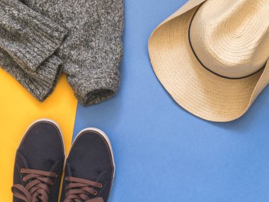 Metin için boş alan ile renkli arka plan üzerinde düz yatıyordu seyahat aksesuarları. Üstten görünüm seyahat veya tatil kavramı. Yaz arka plan.