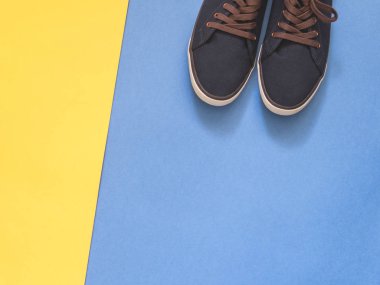 Metin için boş alan ile renkli arka plan üzerinde düz yatıyordu seyahat aksesuarları. Üstten görünüm seyahat veya tatil kavramı. Yaz arka plan.