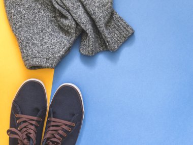 Metin için boş alan ile renkli arka plan üzerinde düz yatıyordu seyahat aksesuarları. Üstten görünüm seyahat veya tatil kavramı. Yaz arka plan.