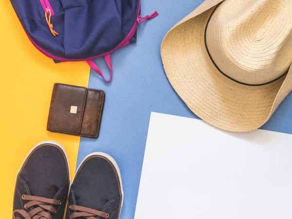 Flache Reiseaccessoires Auf Farbigem Hintergrund Mit Leerraum Für Text Reise — Stockfoto