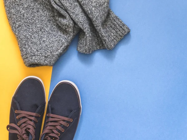 Metin için boş alan ile renkli arka plan üzerinde düz yatıyordu seyahat aksesuarları. Üstten görünüm seyahat veya tatil kavramı. Yaz arka plan.