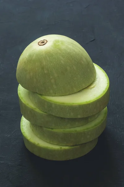 Zucchini Hijau Cincang Pada Latar Belakang Hitam — Stok Foto
