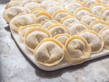 Geleneksel Rus el yapımı hamur tatlısı tahtada donmuş. Rus pelmeni. Ravioli