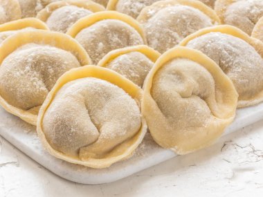 Geleneksel Rus el yapımı hamur tatlısı tahtada donmuş. Rus pelmeni. Ravioli