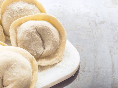 Geleneksel Rus el yapımı hamur tatlısı tahtada donmuş. Rus pelmeni. Ravioli