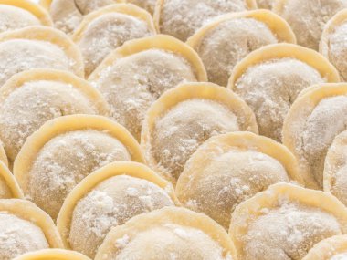 Geleneksel Rus el yapımı hamur tatlısı tahtada donmuş. Rus pelmeni. Ravioli