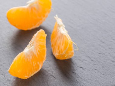 Siyah arka plan üzerine mandalina dilimleri. Portakal mandarin