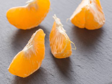 Siyah arka plan üzerine mandalina dilimleri. Portakal mandarin