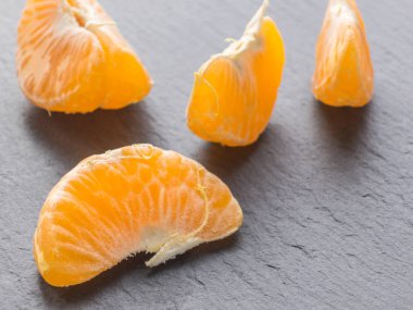 Siyah arka plan üzerine mandalina dilimleri. Portakal mandarin