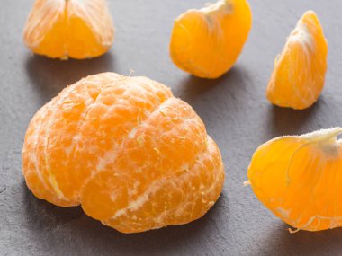 Siyah arka plan üzerine mandalina dilimleri. Portakal mandarin