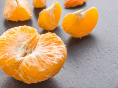 Siyah arka plan üzerine mandalina dilimleri. Portakal mandarin