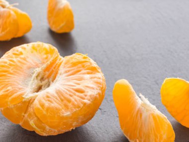 Siyah arka plan üzerine mandalina dilimleri. Portakal mandarin