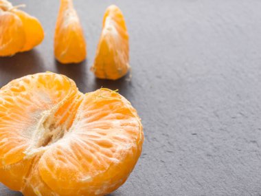 Siyah arka plan üzerine mandalina dilimleri. Portakal mandarin