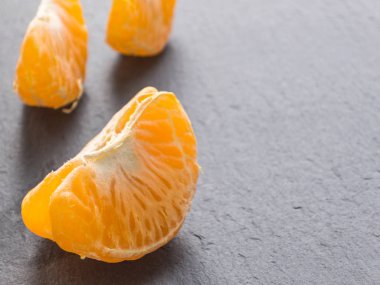 Siyah arka plan üzerine mandalina dilimleri. Portakal mandarin