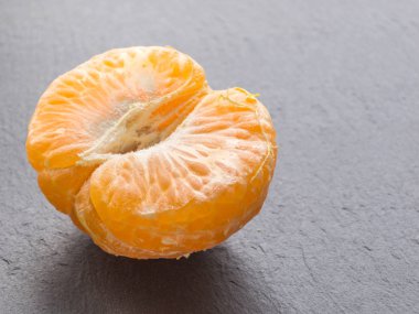 Siyah arka plan üzerine mandalina dilimleri. Portakal mandarin