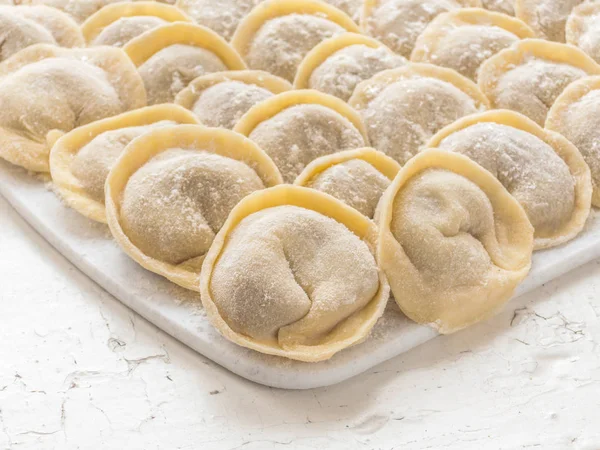 Geleneksel Rus el yapımı hamur tatlısı tahtada donmuş. Rus pelmeni. Ravioli